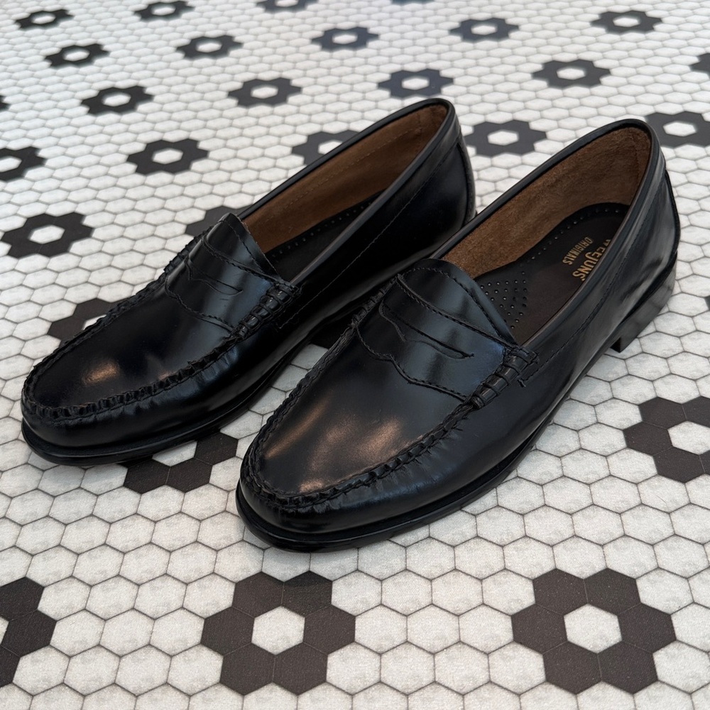 Like new Bass Weejuns Whitney black leather loafers 8.5 flats
